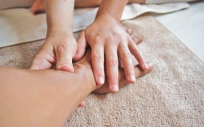Auto-massage des mains et du visage