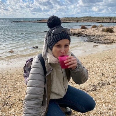 Boire une boisson chaude après un bain de mer froid