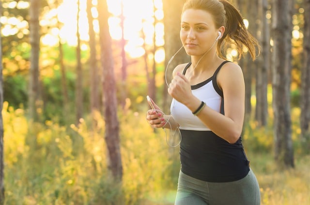 Femme en train de faire du jogging dans la nature